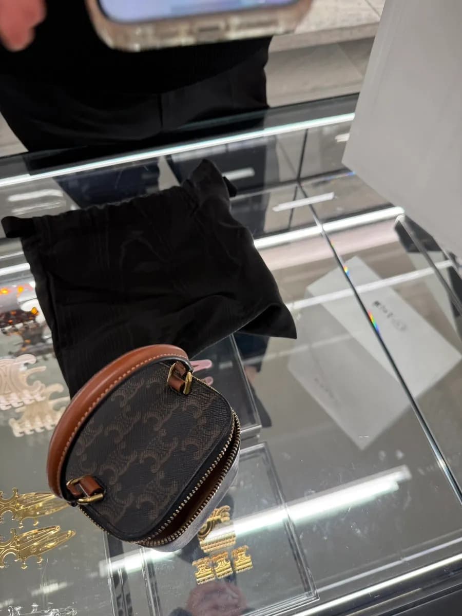 Visita a la tienda Celine después del mensaje de finalización de la reparación