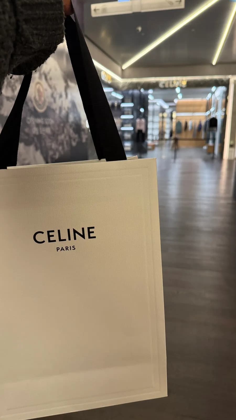 Pintura de cantos y desgarro trasero del bolso Celine reparados