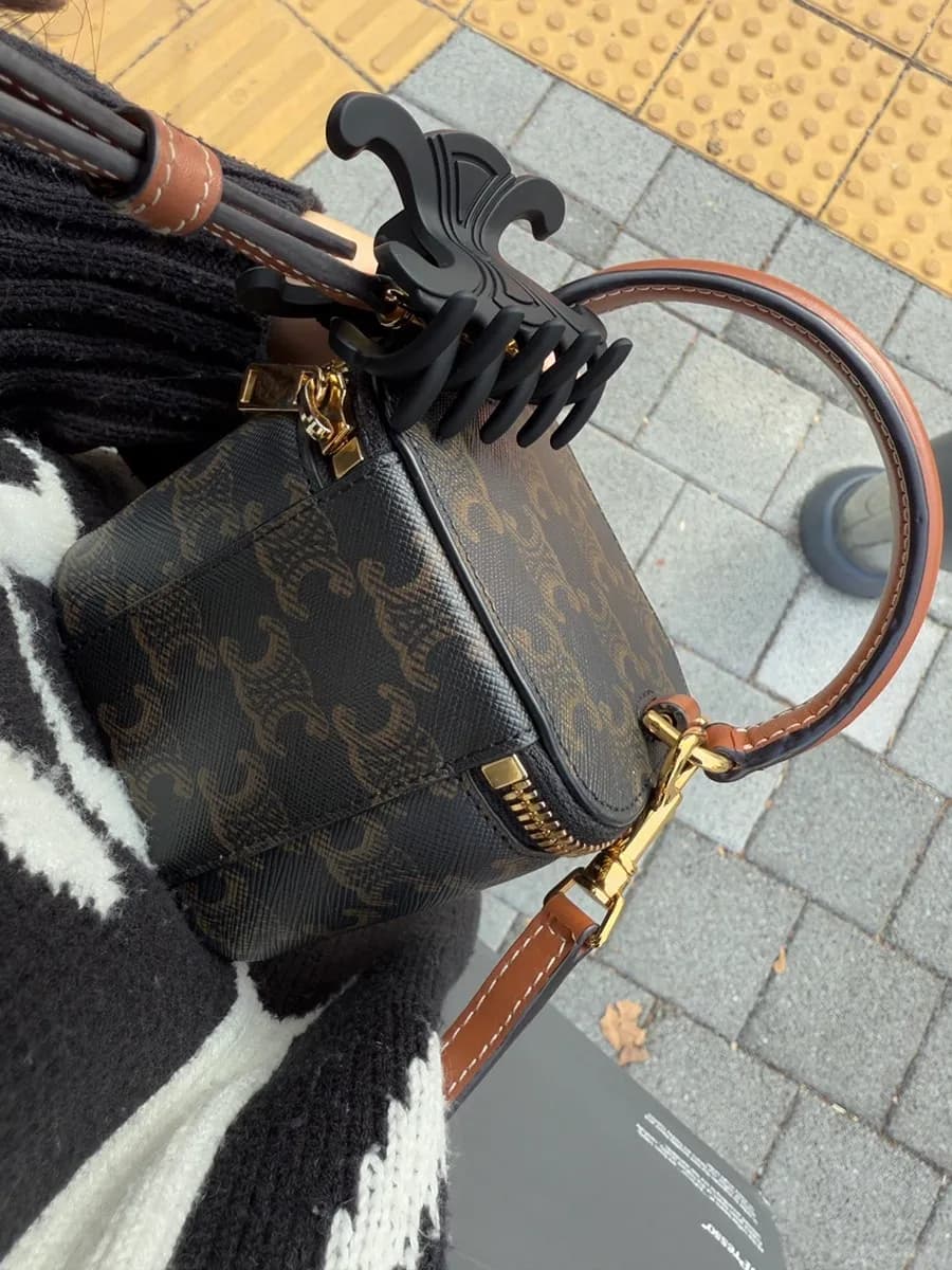 Bolso Celine con aspecto limpio después de un periodo de reparación de dos meses
