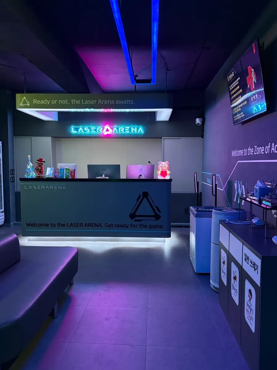 จ่ายที่คีออสก์และเก็บของในล็อกเกอร์ที่ Laser Arena ในอันยาง