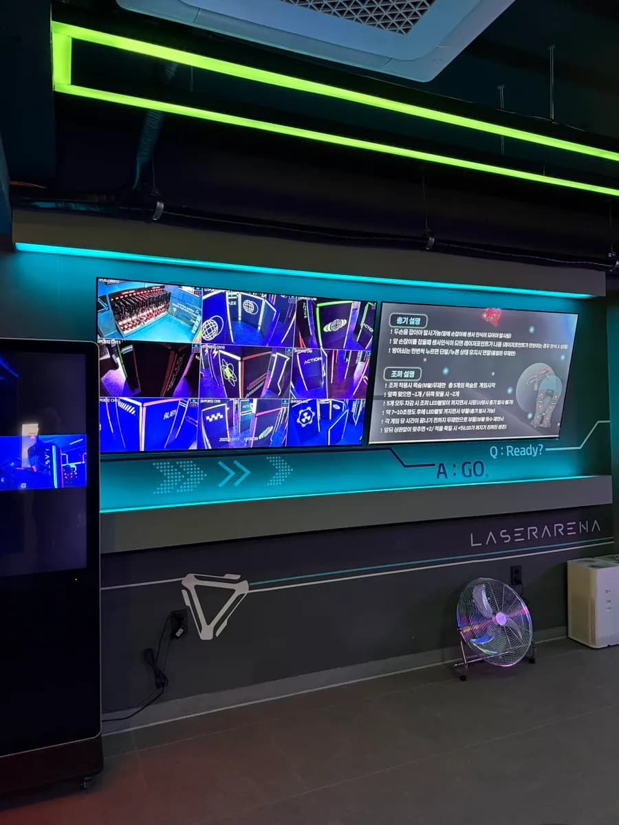 มุมที่นั่งในล็อบบี้หลังเล่นเกม grid ที่ Laser Arena