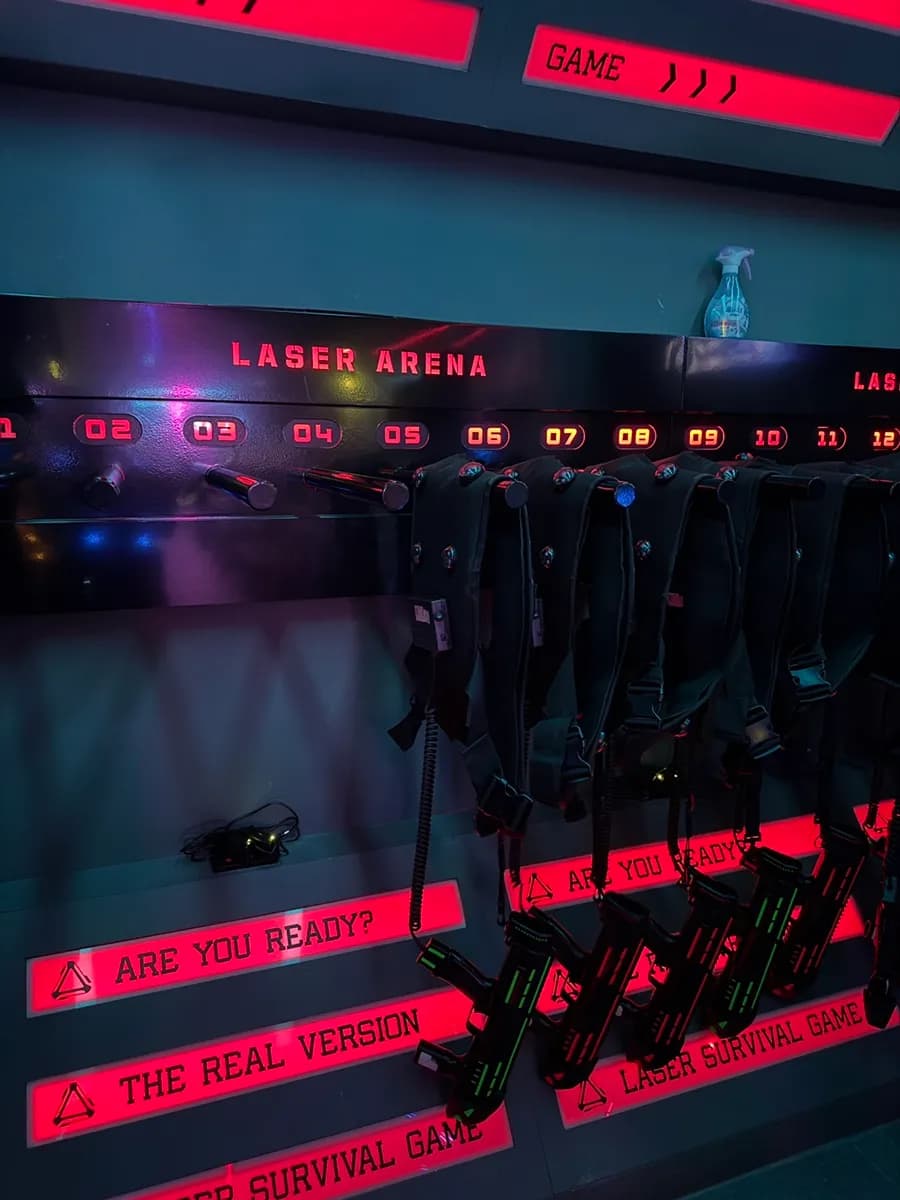 เสื้อกั๊กหมายเลขสำหรับเกม survival ที่ Laser Arena