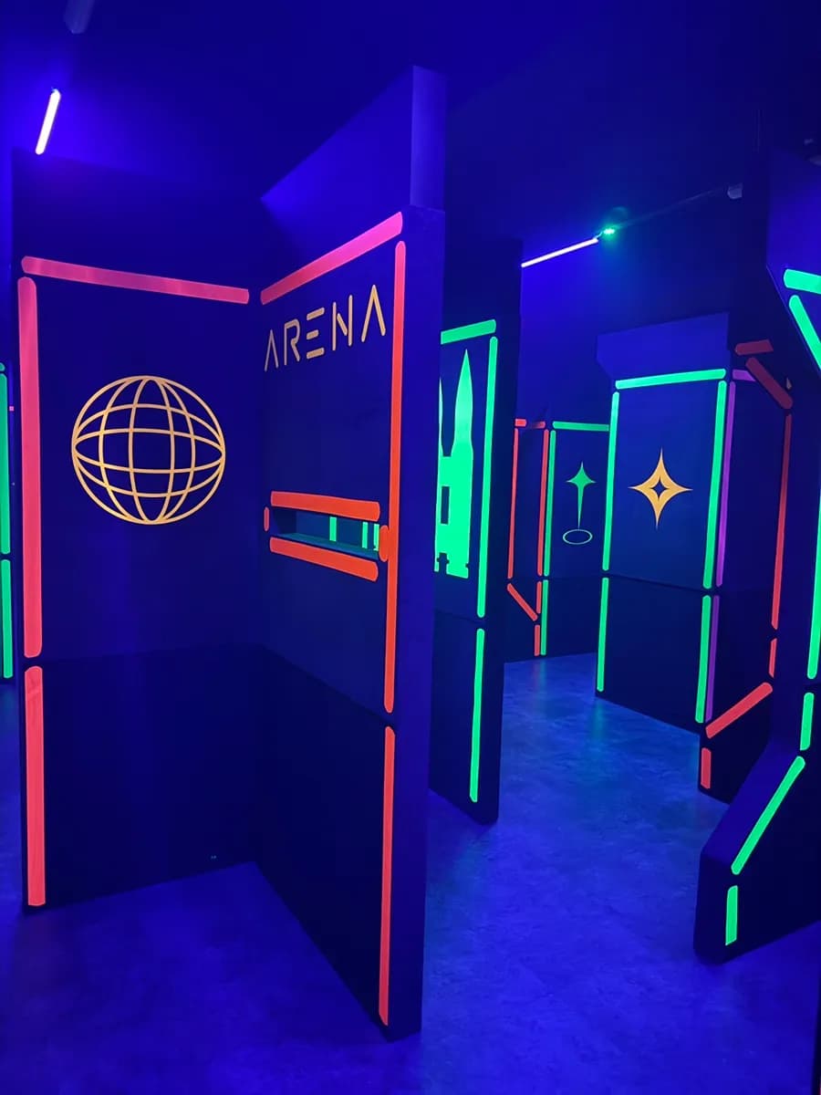 โซน survival ที่มืดและมีที่หลบซ่อนที่ Laser Arena