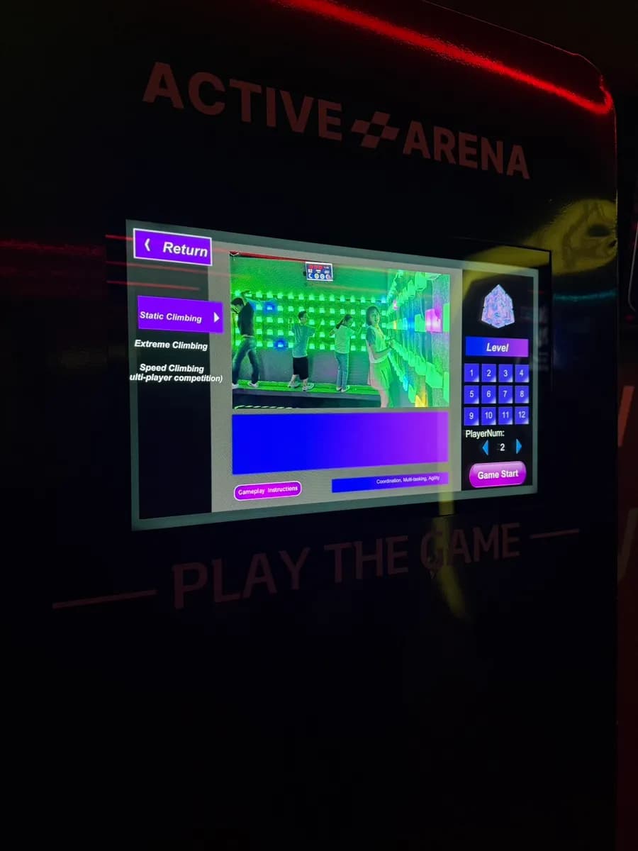 เกม climb พร้อมเป้าหมายสีที่ Laser Arena ในอันยาง