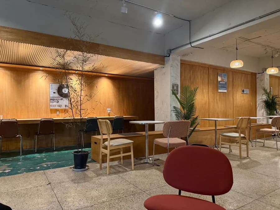 Sofa seats at work-friendly na mesa sa Stag Coffee sa Anyang
