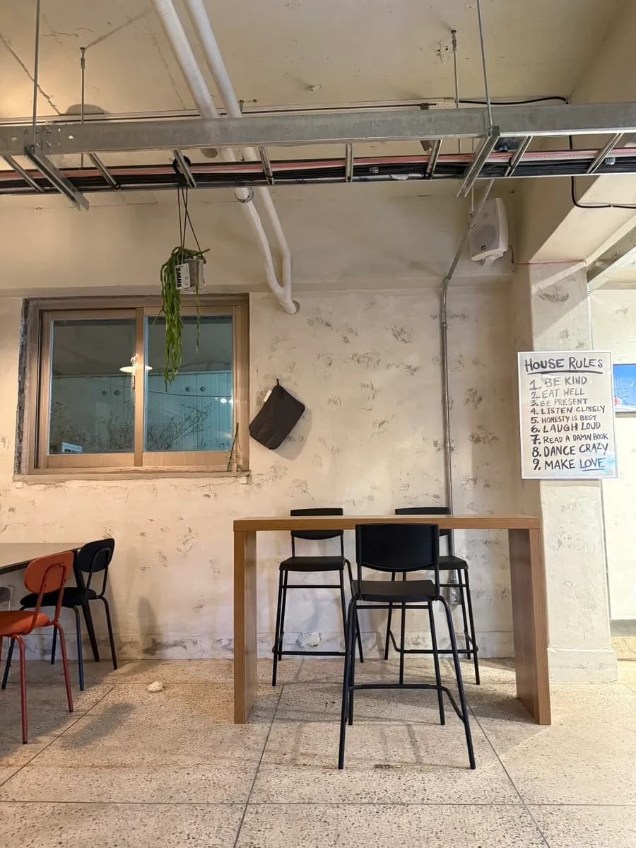 Mga upuang nakaharap sa dingding na may outlet sa Stag Coffee Bakdal-dong