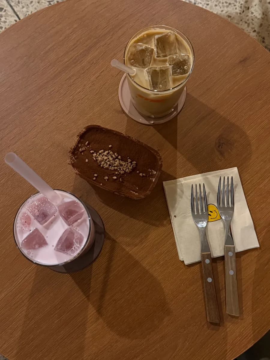 Moist na tiramisu sa Stag Coffee sa Bakdal-dong, Anyang