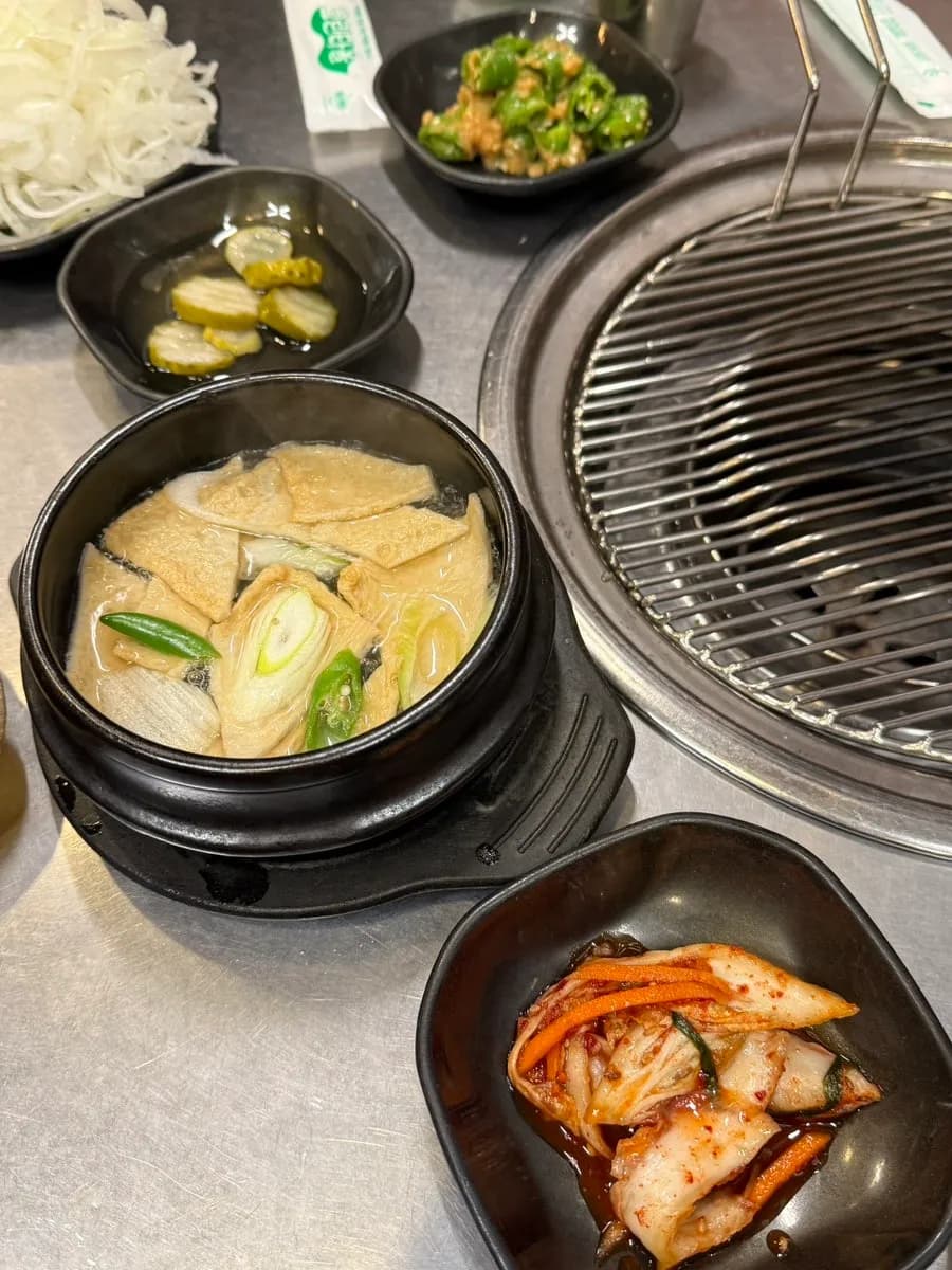 Menu Wonsi Jjokgalbi gồm jjokgalbi, jjokgalbi cay, janchi guksu, mul naengmyeon, odolppyeo rice balls và trứng hấp