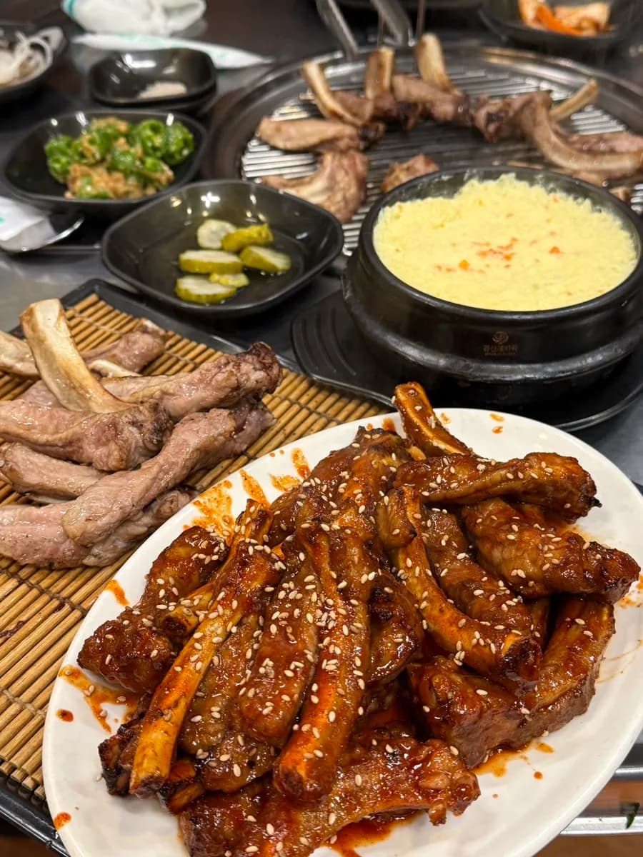 Thịt jjokgalbi đã được tách khỏi xương để dễ ăn hơn