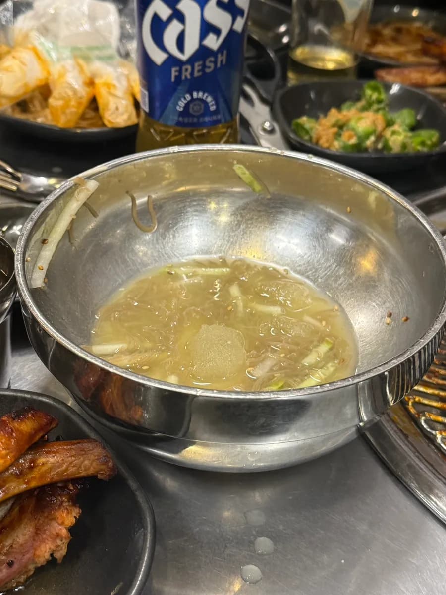 Janchi guksu với nước dùng nóng hổi