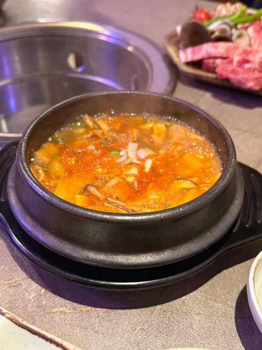 Service-Eintopf-Optionen bei Geunbon Hwaro, ausgewählt wurde Doenjang-Jjigae