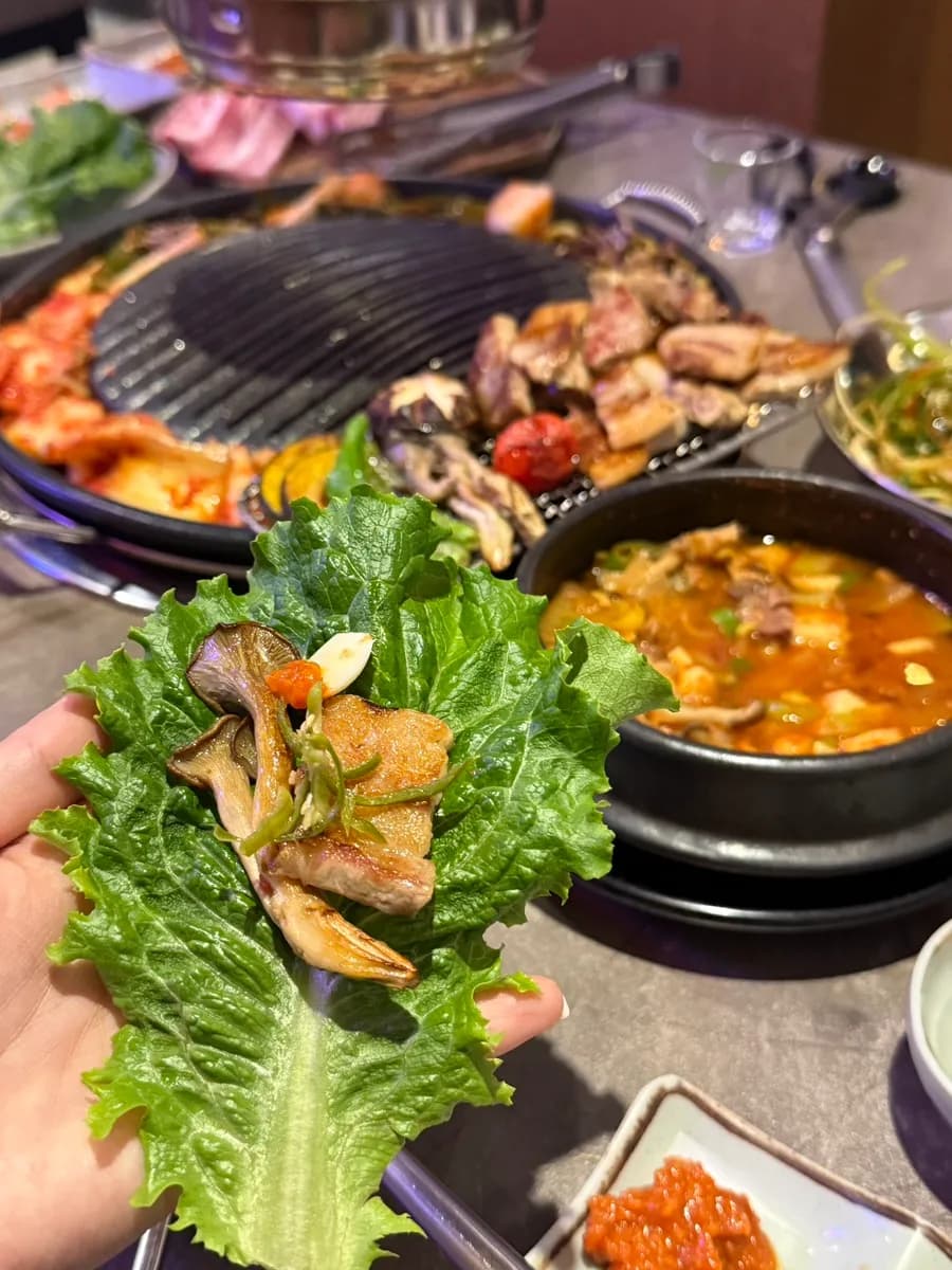 Salatblätter und eingelegte Chili zum Schweine-BBQ