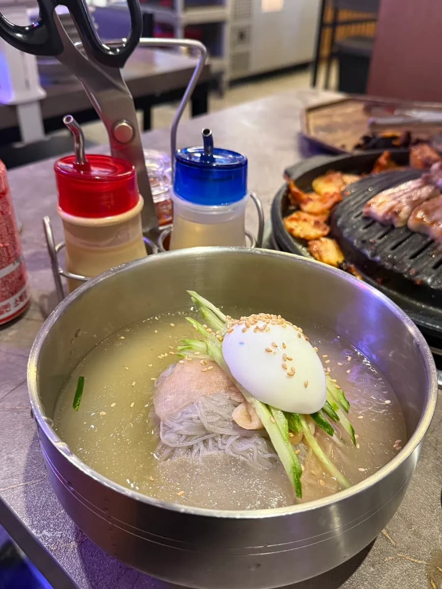 Wasser-Naengmyeon als Dessert mit eiskalter Brühe bei Geunbon Hwaro