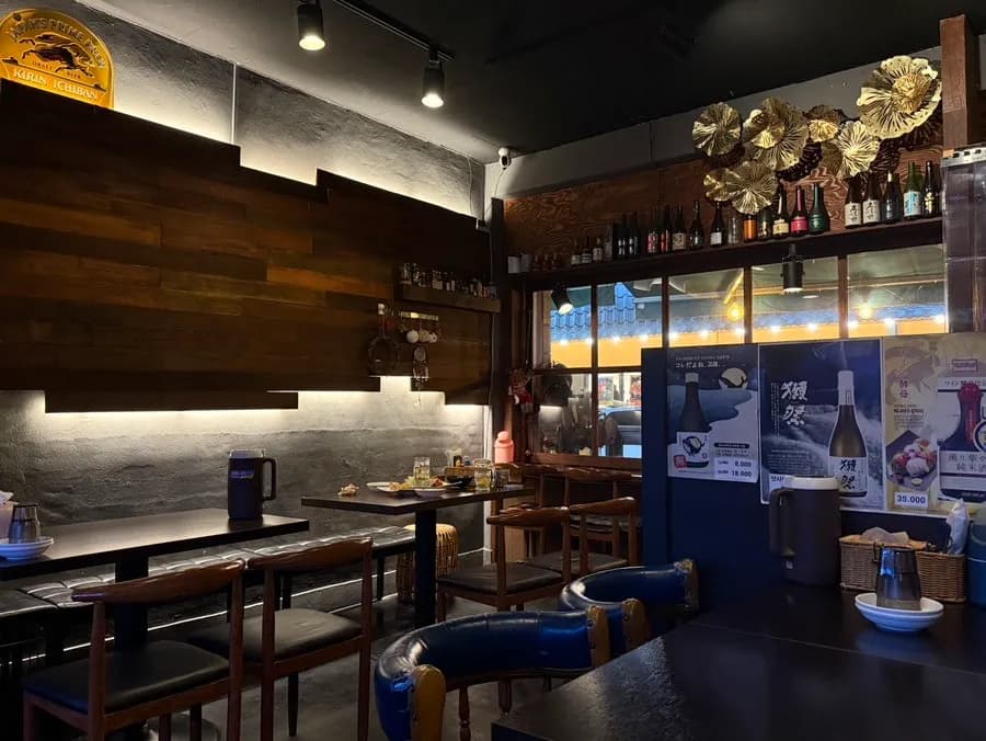 Cozy interior seating at Seoksudong Suljip with room for about six groups