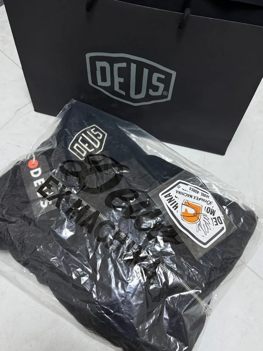 รายละเอียดการซื้อหน้าร้านของ Deus Ex Machina cropped zip hoodie