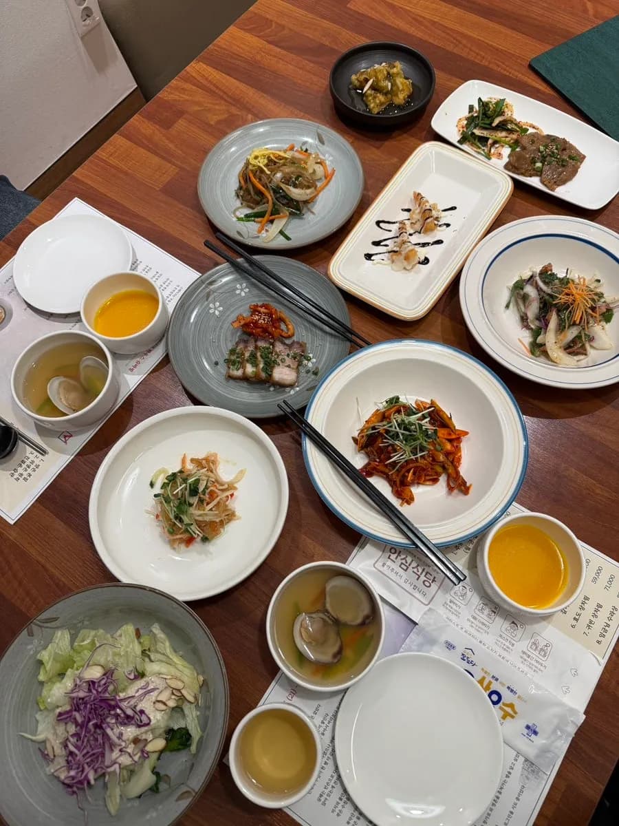 Begrüßungs- und Vorspeisen auf der Hanjeongsik-Tafel bei Hanjeongsik Sagye