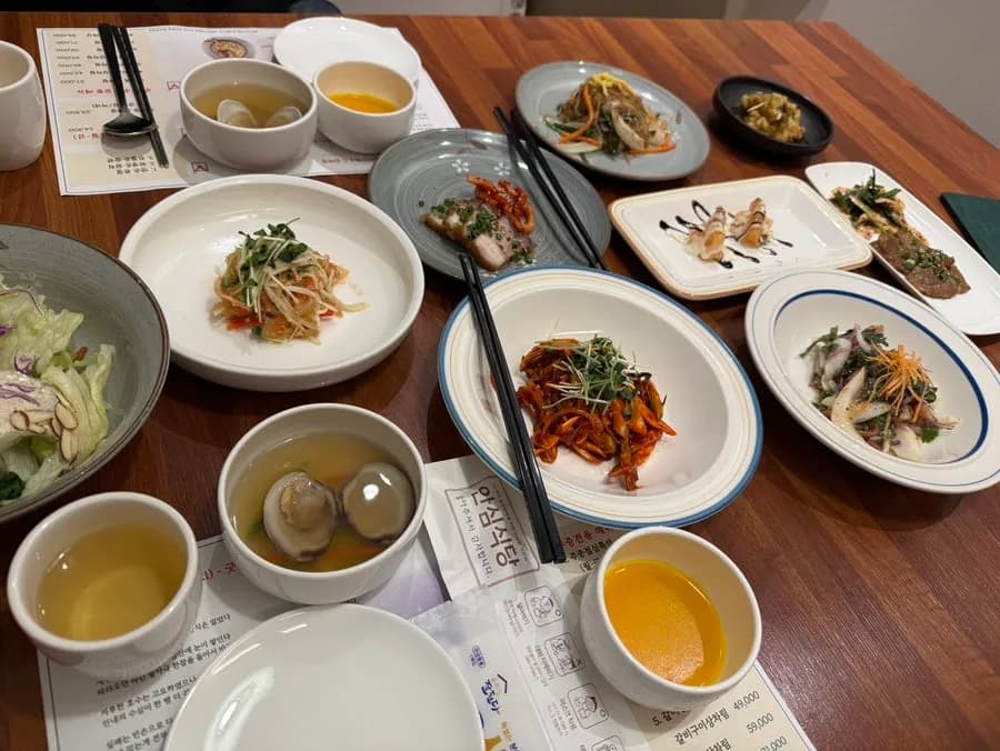 Einzeln servierte Muschelsuppe und Servierstäbchen beim Hanjeongsik-Essen