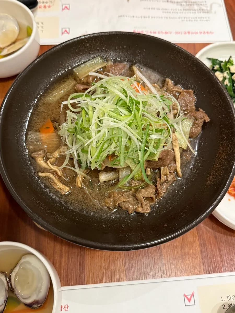 Frühlingszwiebel-Bulgogi mit Beilagen und Jjigae bei Hanjeongsik Sagye
