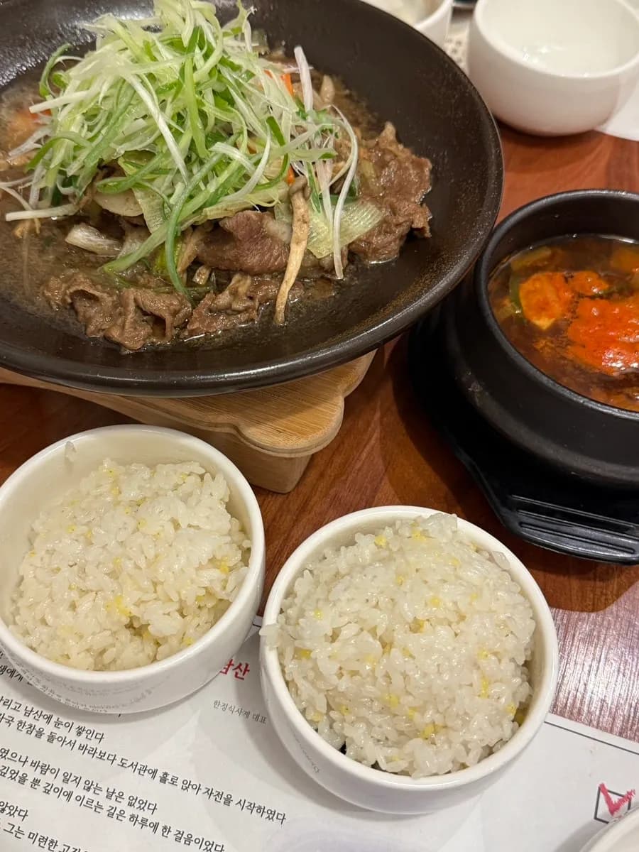 Gemeinsamer Reistopf zum Koreanischen Set-Menü
