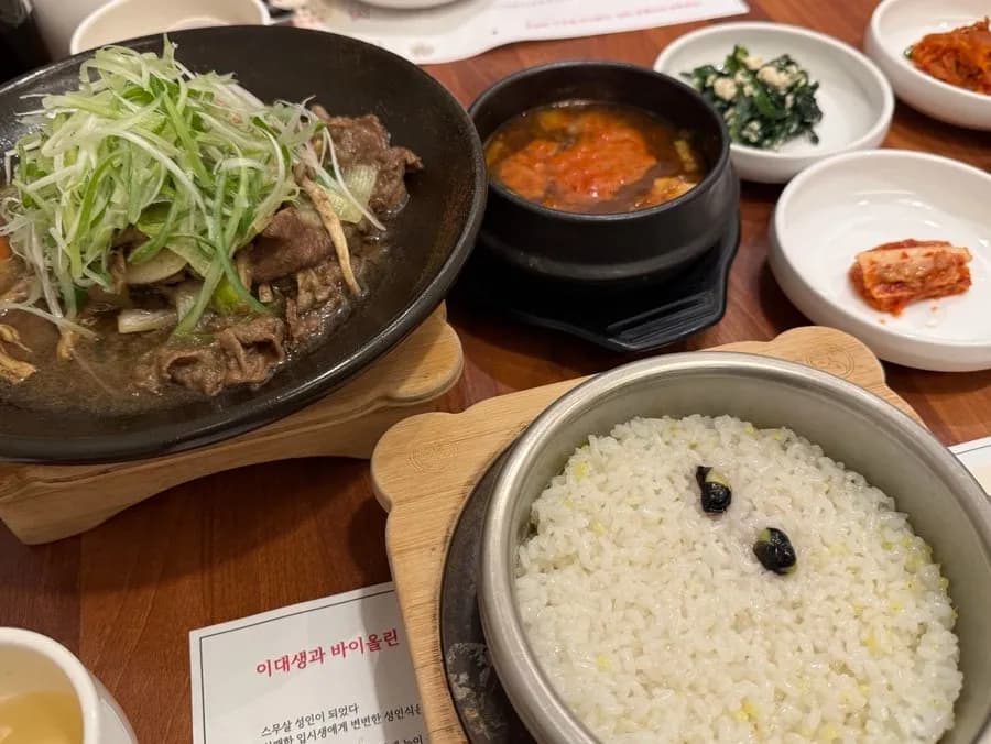 Doenjang Jjigae und Bulgogi als Teil des Menüs
