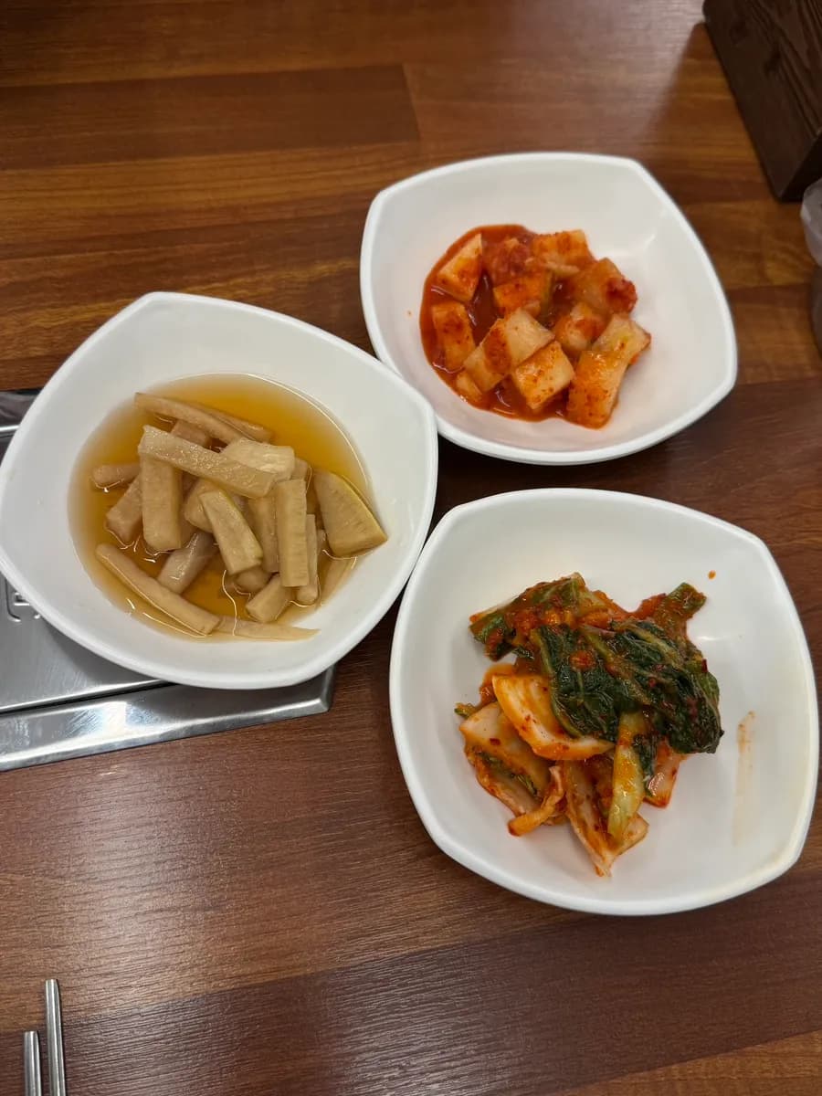 吃辣魚湯時搭配蔬菜、手工 sujebi 與魚肉的建議