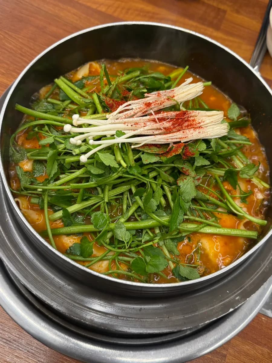辣魚湯上桌前先送上的小菜與泡菜