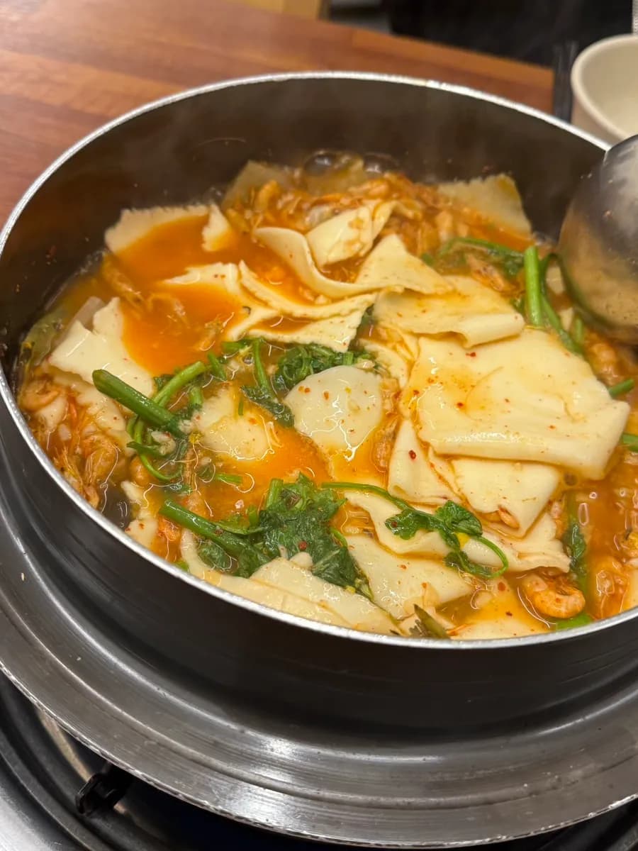 兩人份小份 ppaga 辣魚湯裝在鍋中