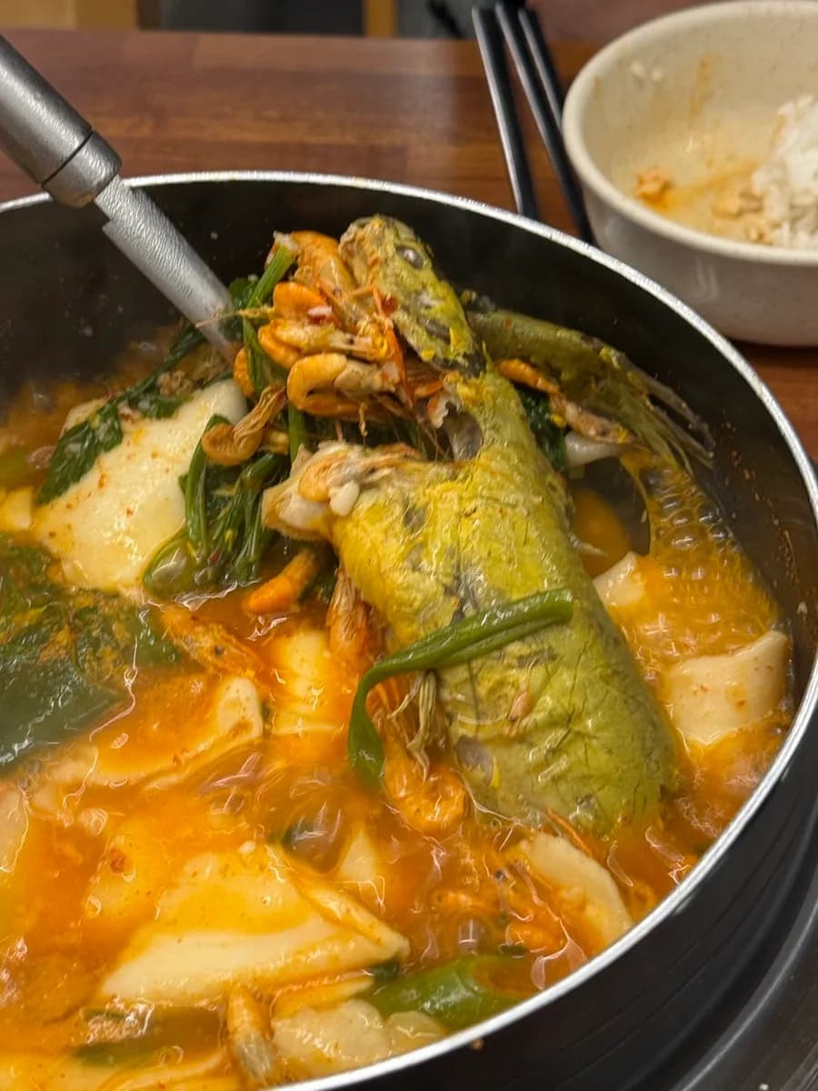 辣魚湯裡整條下鍋的 ppaga 魚