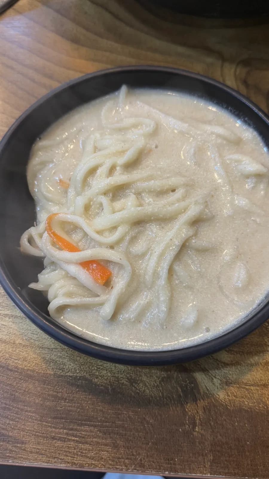 كالغوكسو ساخن بالبيريلا في وعاء كبير في دوروتيو
