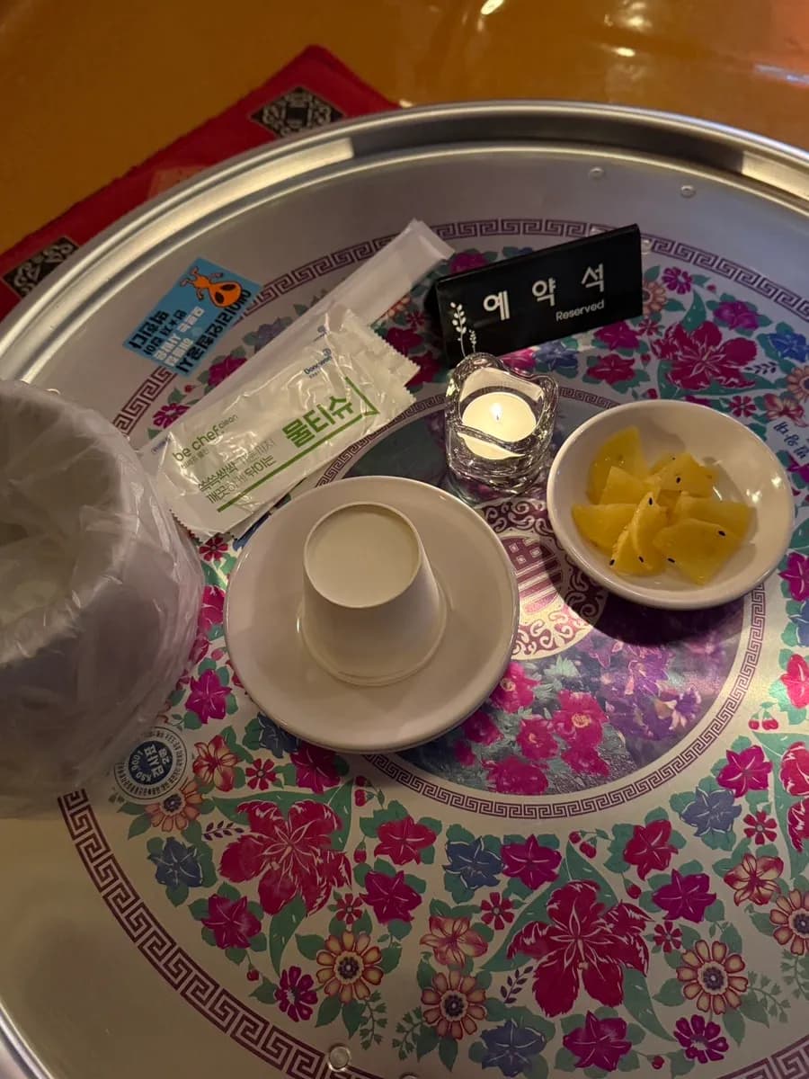 Haemuljeom प्योंगचोन में कैंडल्स के साथ reserved table setup
