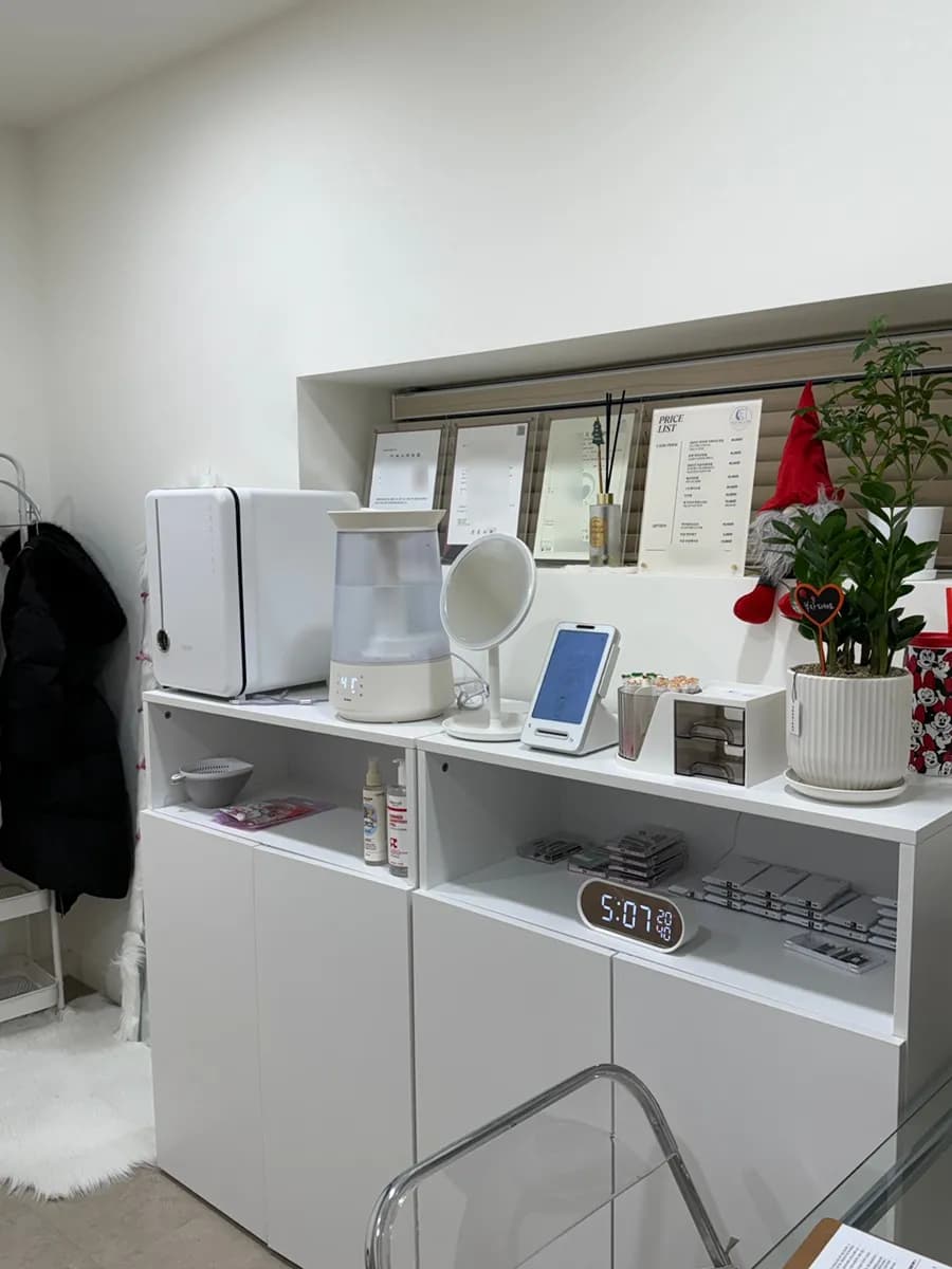 Không gian nội thất sạch sẽ tông hồng trắng tại Damong Lash Sanbon