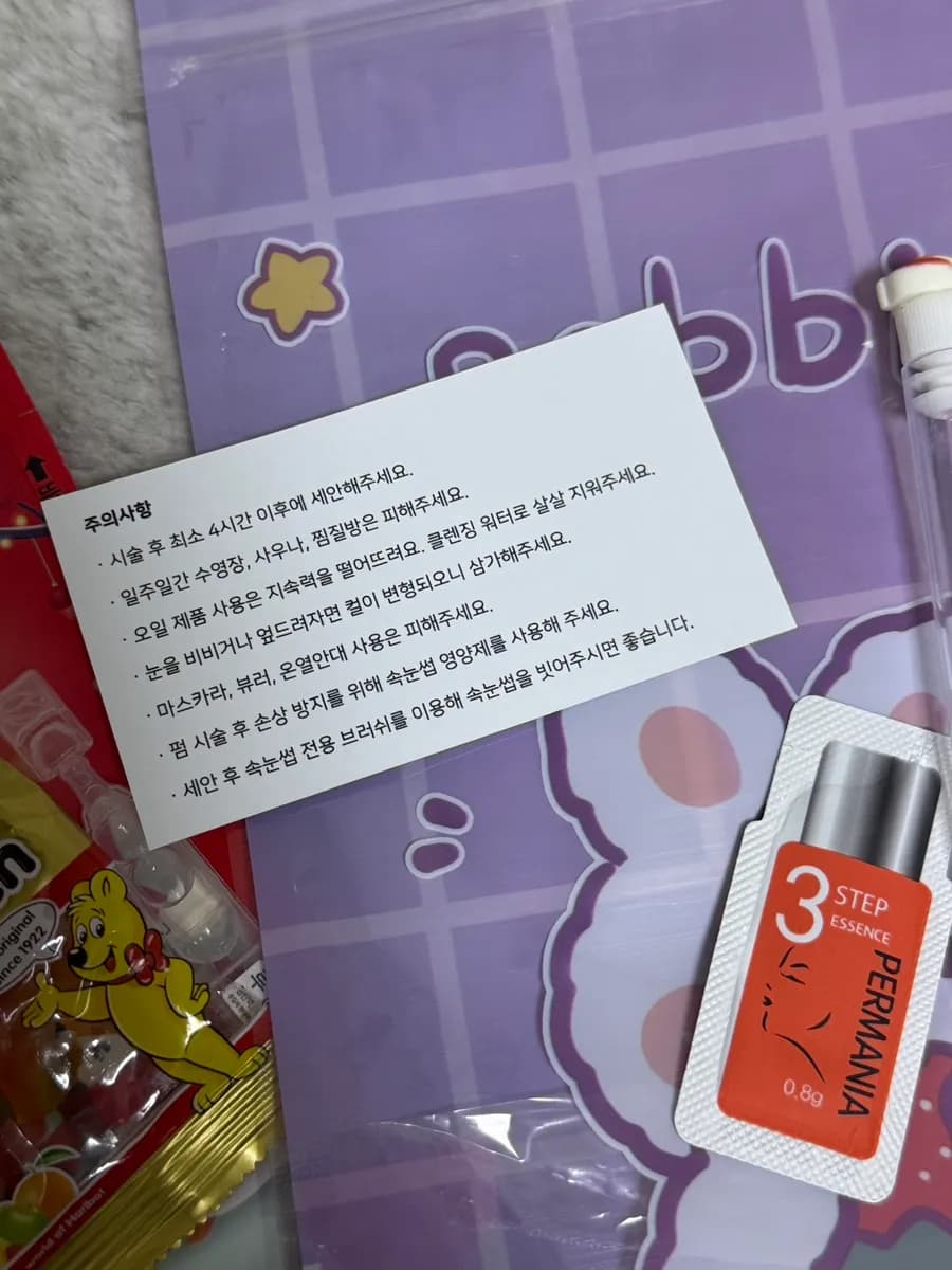 Các món chăm sóc sau dịch vụ gồm serum dưỡng mi tại Damong Lash