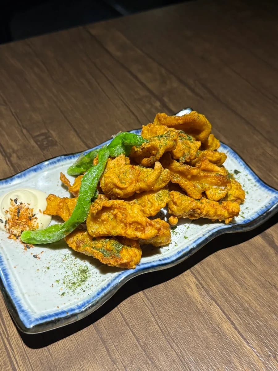 Nankotsu karaage di Enu, dijelaskan sebagai ayam goreng bagian tulang rawan yang renyah