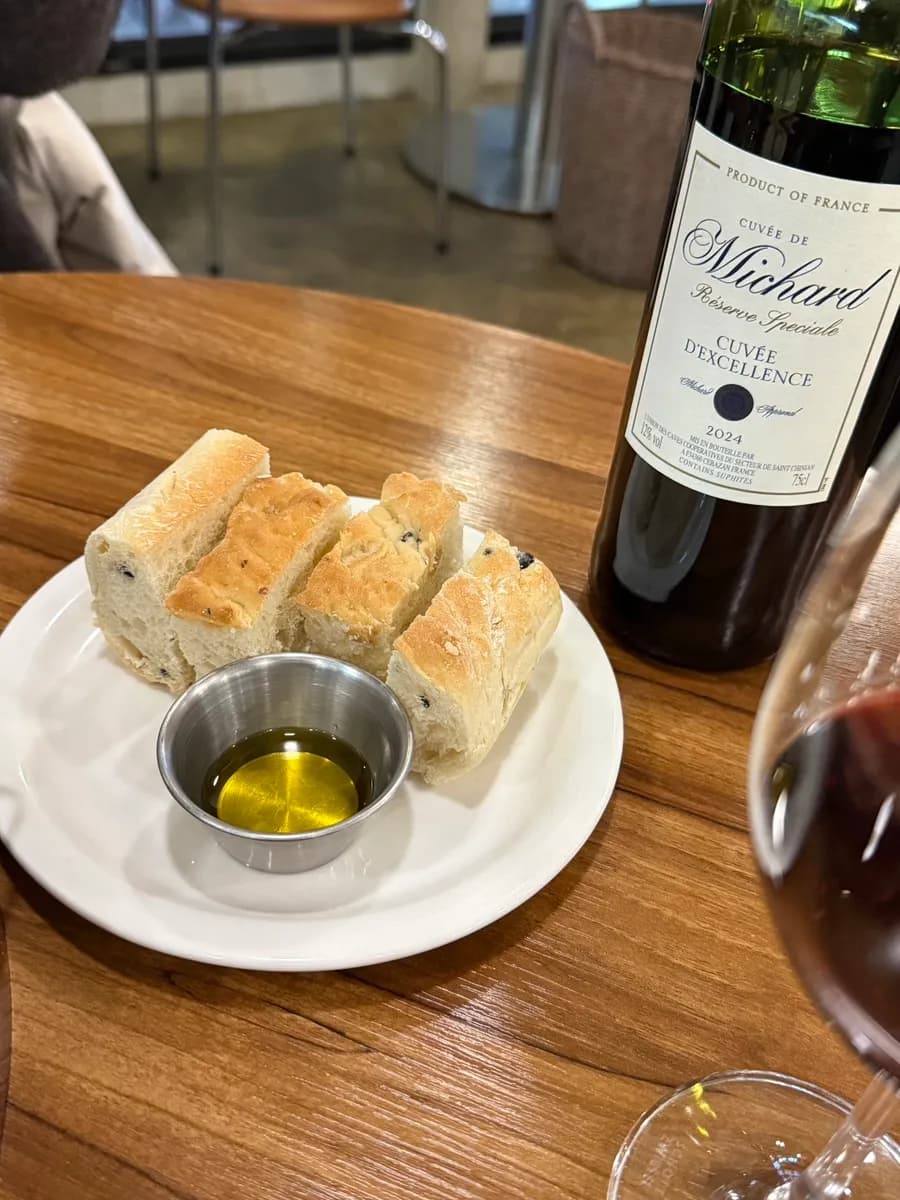 Стейк, Gambas-паста, хлеб перед едой и вино в Dipeodaen Wine