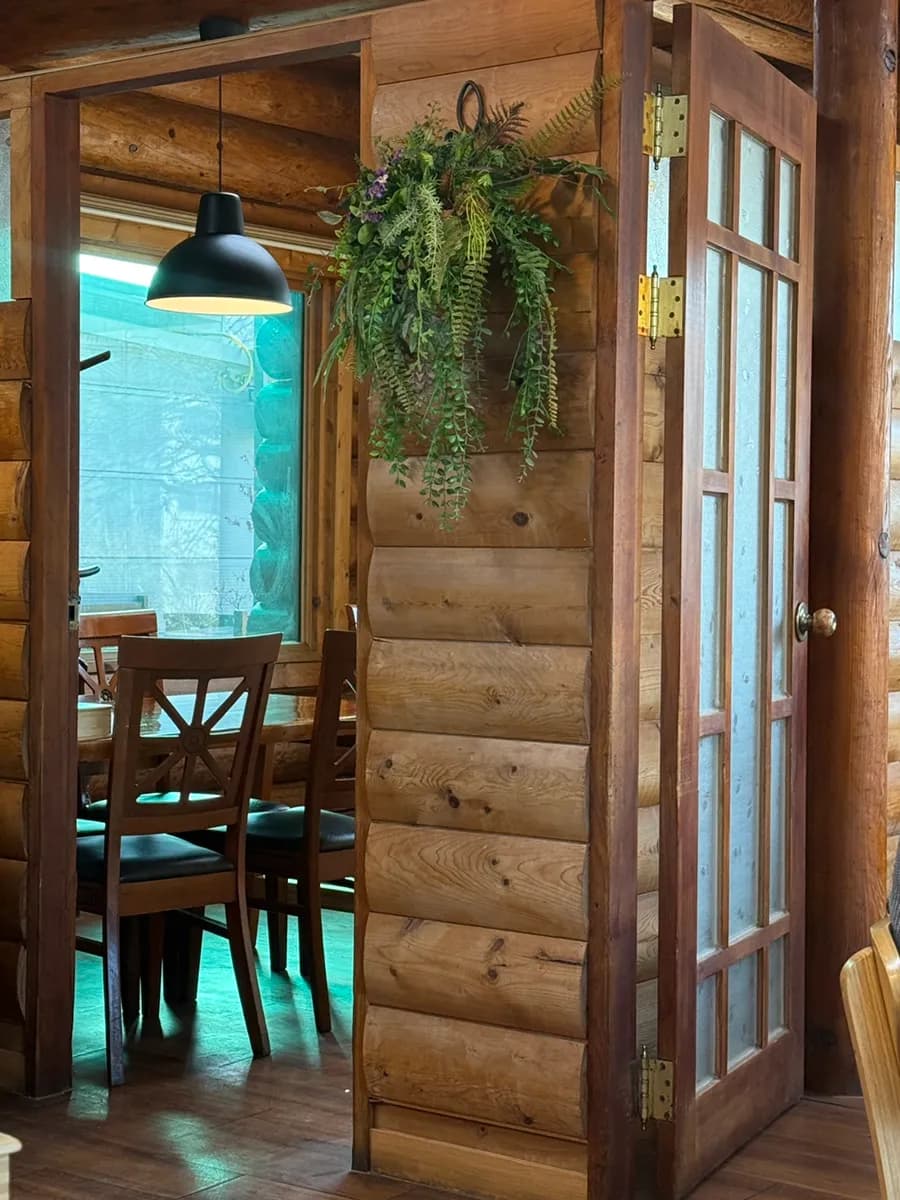 Interior kayu yang hangat di Cheongsan Byeolgok di Uiwang