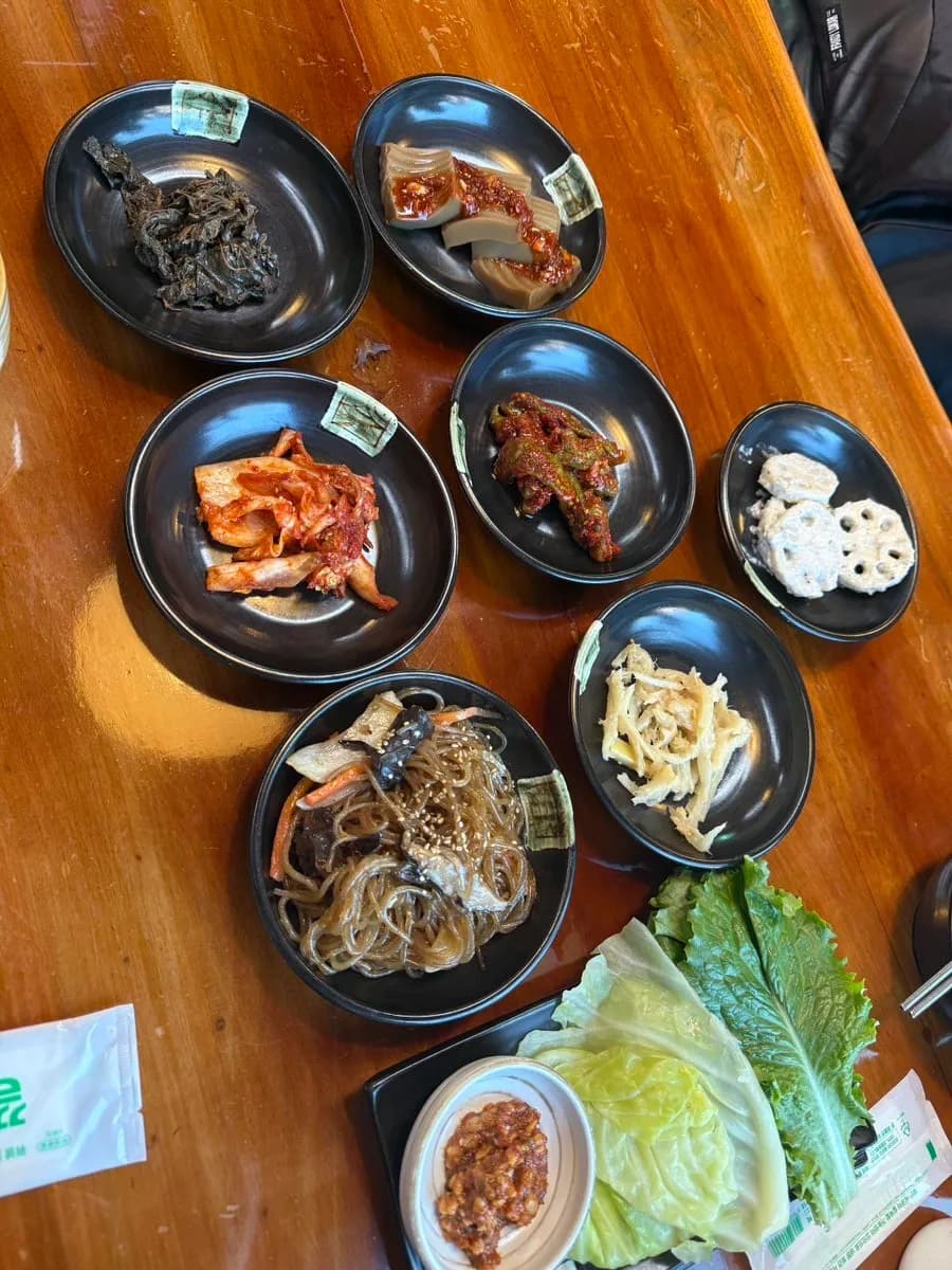 Lauk buatan rumah dan sayur ssam di Cheongsan Byeolgok