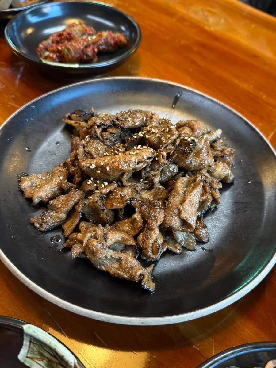 Bulbaek api terus dan jukkumi tumis yang dihidangkan bersama set Korea