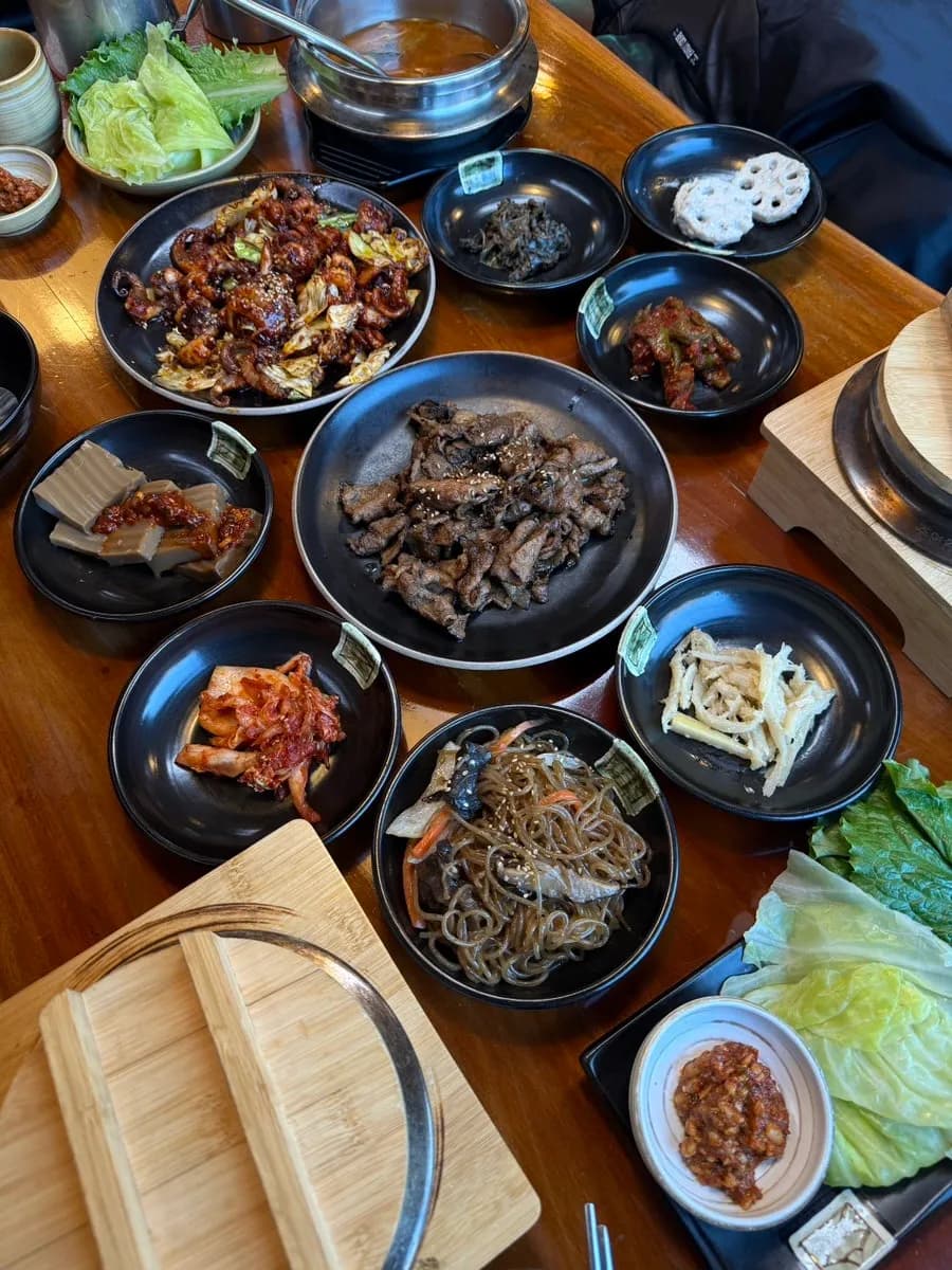 Sotbap dan sup doenjang dihidangkan selepas lauk sampingan di Cheongsan Byeolgok