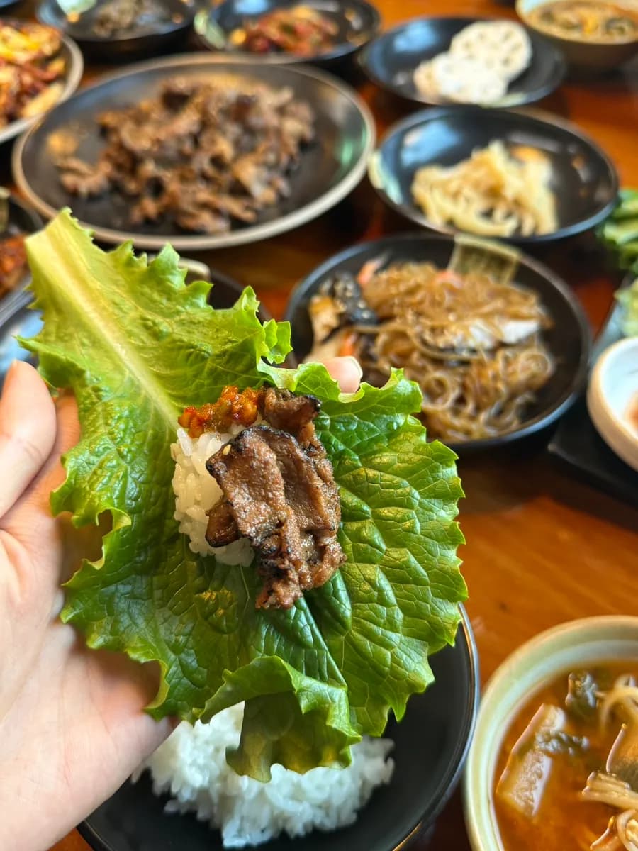 Balutan daun salad dan kubis kukus dengan bulbaek, jukkumi dan barley ssamjang