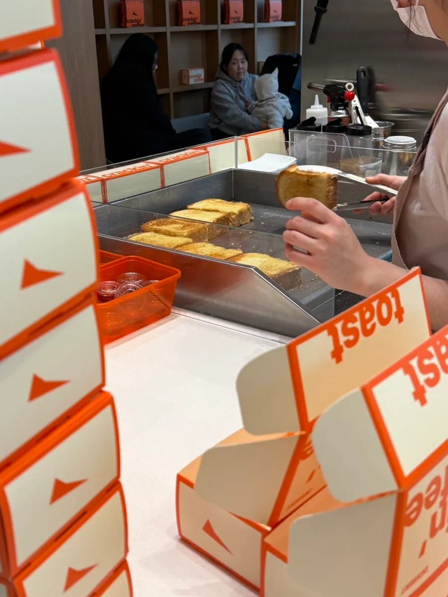 أصناف القائمة في كراكينغ كوفي تشمل Cracking Toast وDubai Choco Toast واللاتيه والأمريكانو