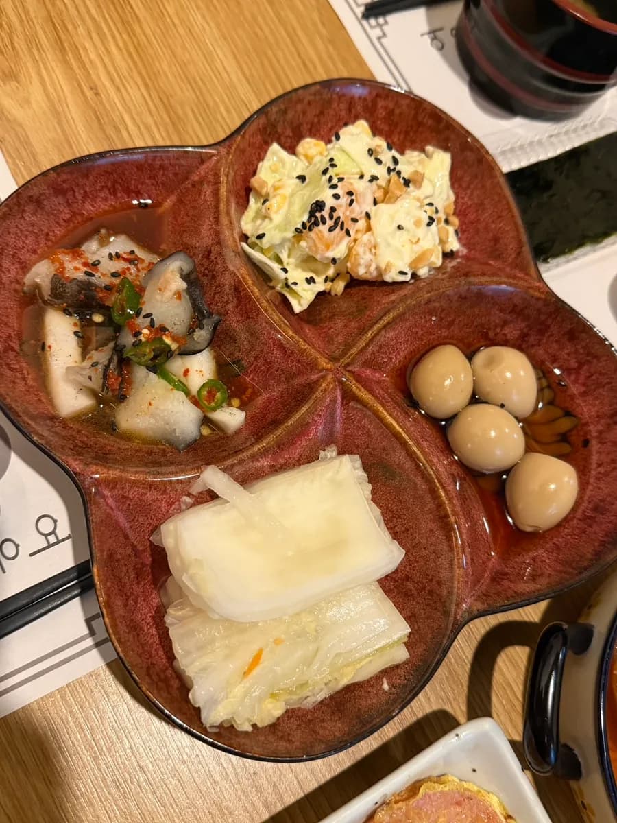 เครื่องเคียงไส้กรอกสีชมพู หัวไชเท้าตุ๋น และทูน่าซูชิที่ Hon Chamchi