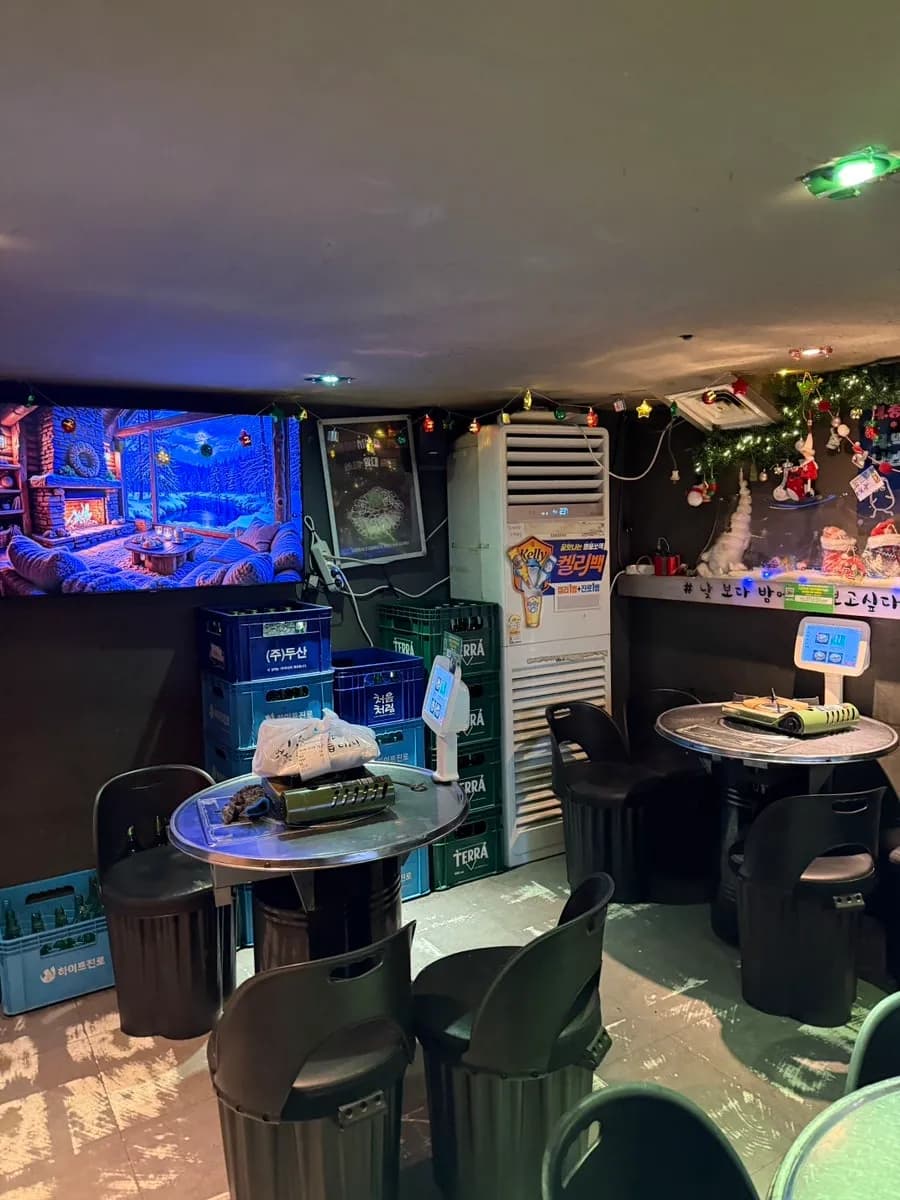 Ambiance du rez-de-chaussée chez Geotbasokgop Beomgye avec sièges sur deux niveaux
