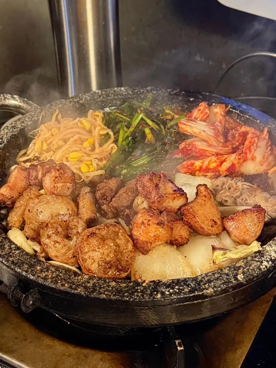 Gopchang grillé par le propriétaire, croustillant dehors et moelleux dedans, chez Geotbasokgop