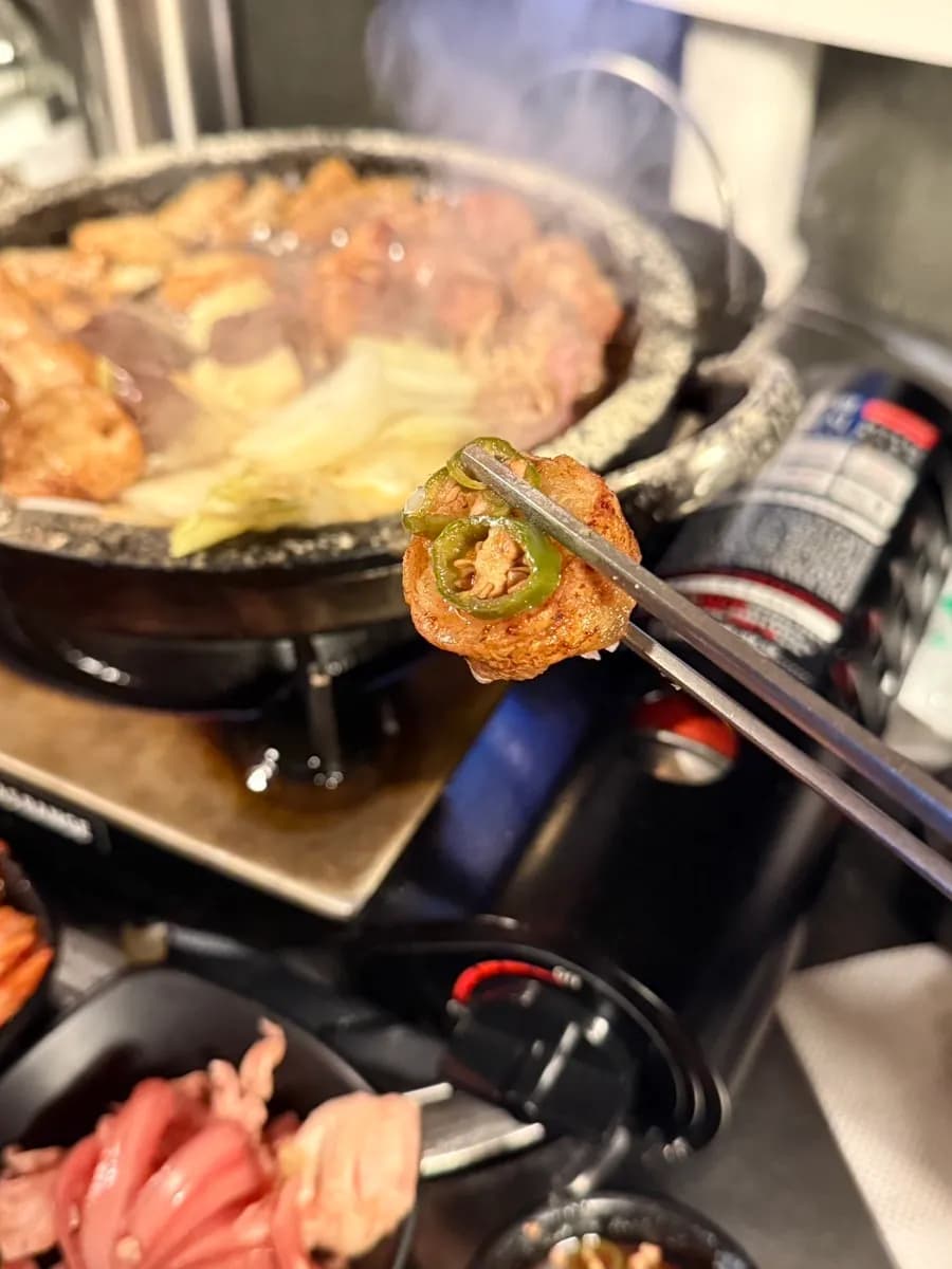 Gopchang croustillant servi avec du piment chez Geotbasokgop Beomgye
