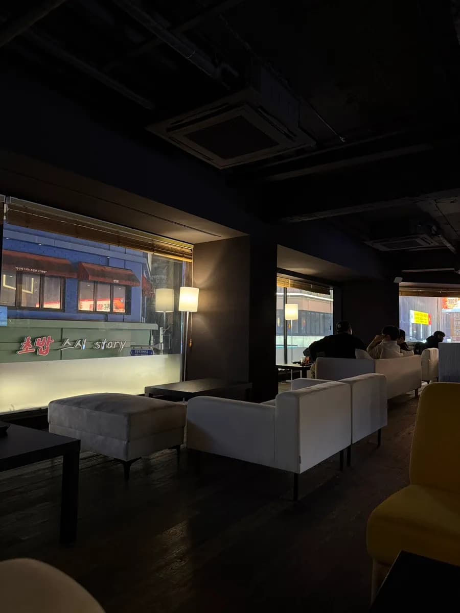 ムーディーな照明とソファ席がある The Comma Lounge 安養イルボンガ店