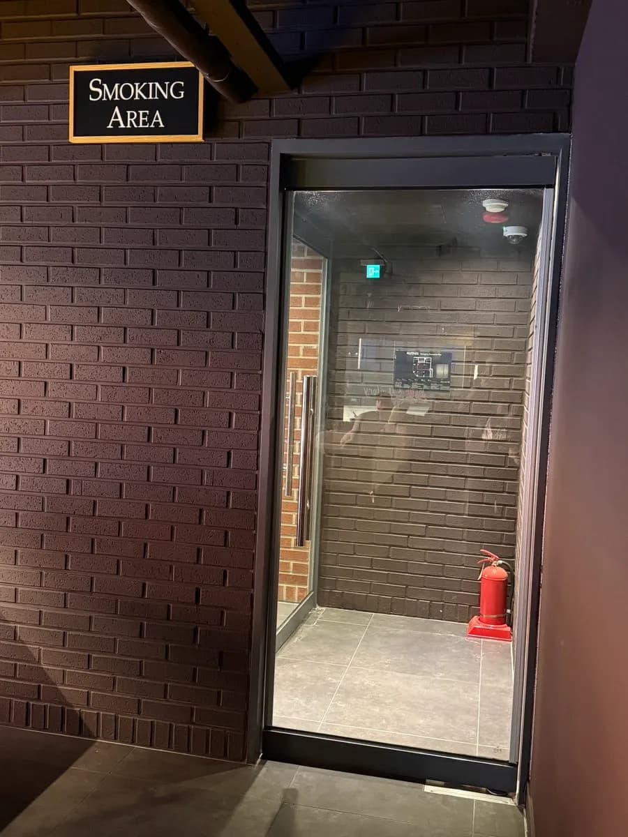 喫煙室と男女別トイレの案内がある The Comma Lounge 安養イルボンガ店