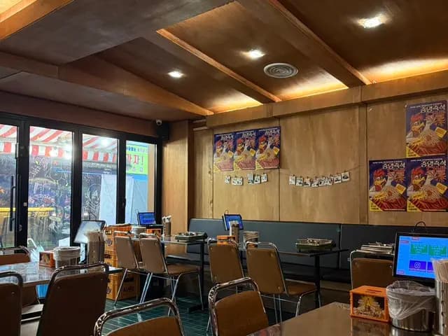 Район Anyang 1st Street рядом с Jungang Jeukseok Dakbal Anyang Branch