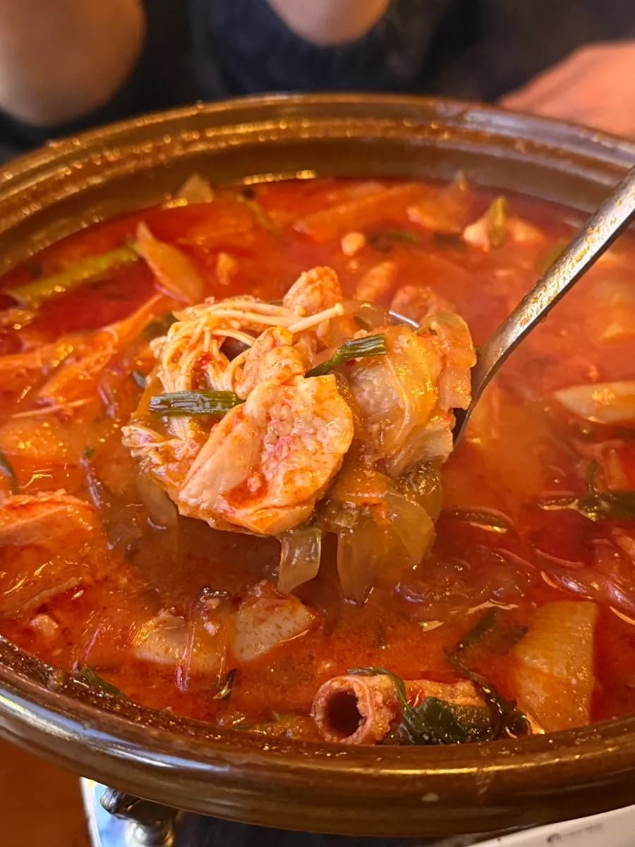 Caldo picante de gopdoritang con pollo, gopchang y fideos anchos de cristal