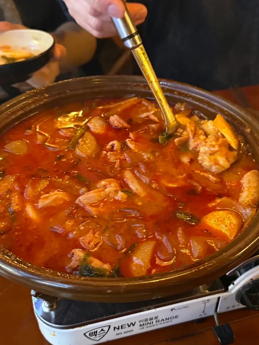 Gopdoritang hirviendo más tiempo para un caldo más rico en Bueongi Sanjang Bumgye