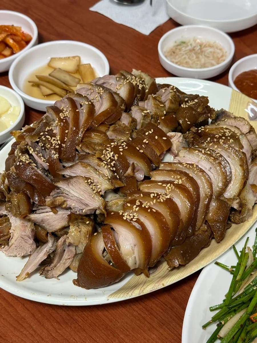 Odong Jokbal ในบักดัลดง อันยาง ร้านจ็อกบัลท้องถิ่นที่มีลูกค้าประจำจำนวนมาก